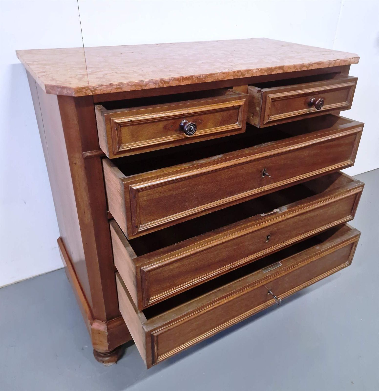 photo furniture Mahogany Chest Of Drawers With Marble Top
