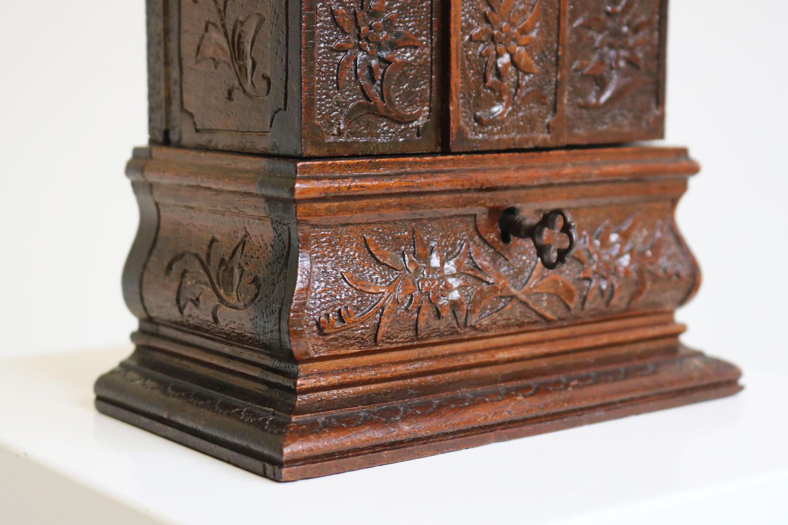 Antiek 19e Eeuws Sieradenkistje Uit Het Zwarte Woud, Gesneden Fruitenhout Met Rood Fluwelen Interieur photo buy