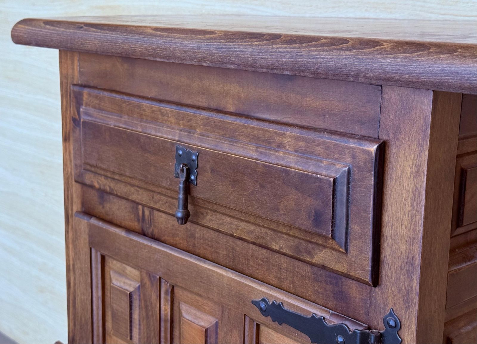 photo furniture Tables de chevet espagnoles du XXe siècle avec tiroir et porte, 1920, lot de 2