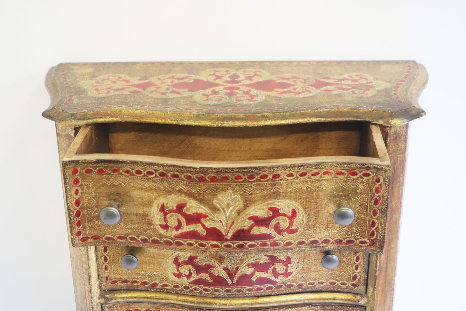 Hoge Italiaanse Ladekast In Florentijnse Renaissance Stijl Met Zes Lades photo for sale