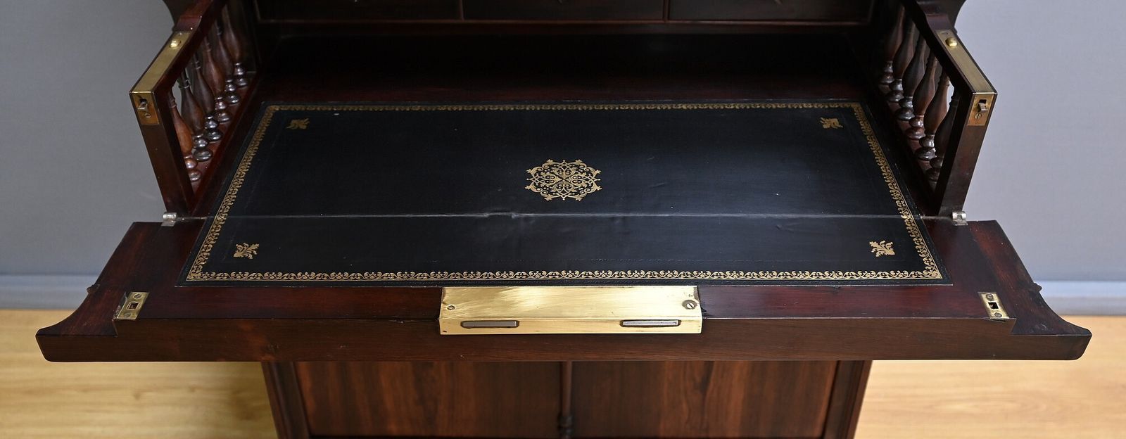 photo for sale Small Display Cabinet – Part 2 Of The 19th Century