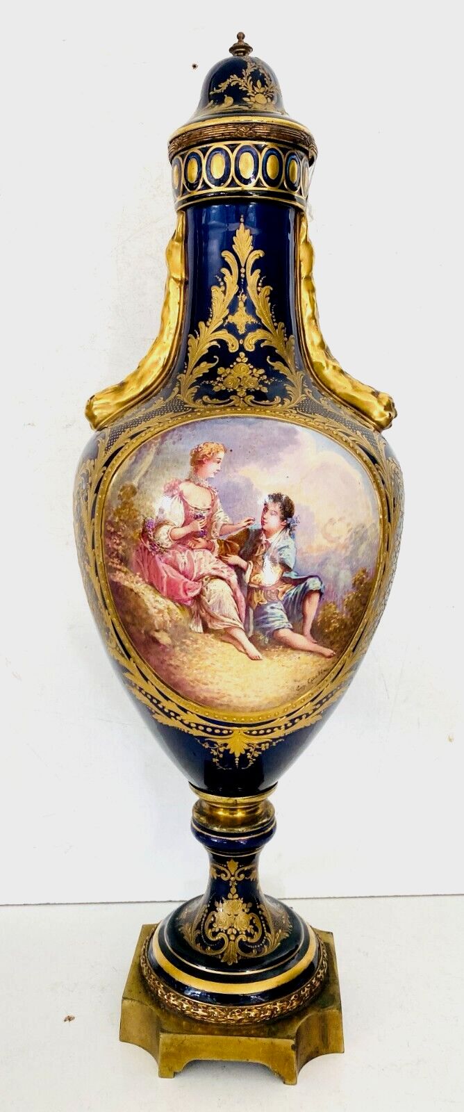 V Ase A Fond Bleu  Polychromé A Rehaut D'or XX Siècle Vase Sèvre Vase Couvert