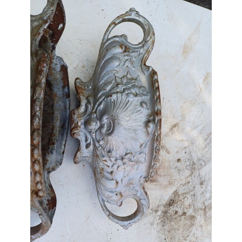 photo furniture Pair Of 1900 Cast Iron Planters From Charleville Mézières In Rocaille Style