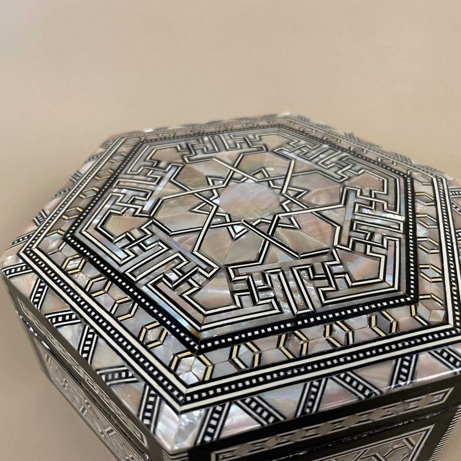 Vintage Small Wooden Mother Of Pearl Inlay Box Trinket Jewellery Middle Eastern Red Lining Hexagon Lidded Top Lid Patterned Pattern Handmade photo 55.0
