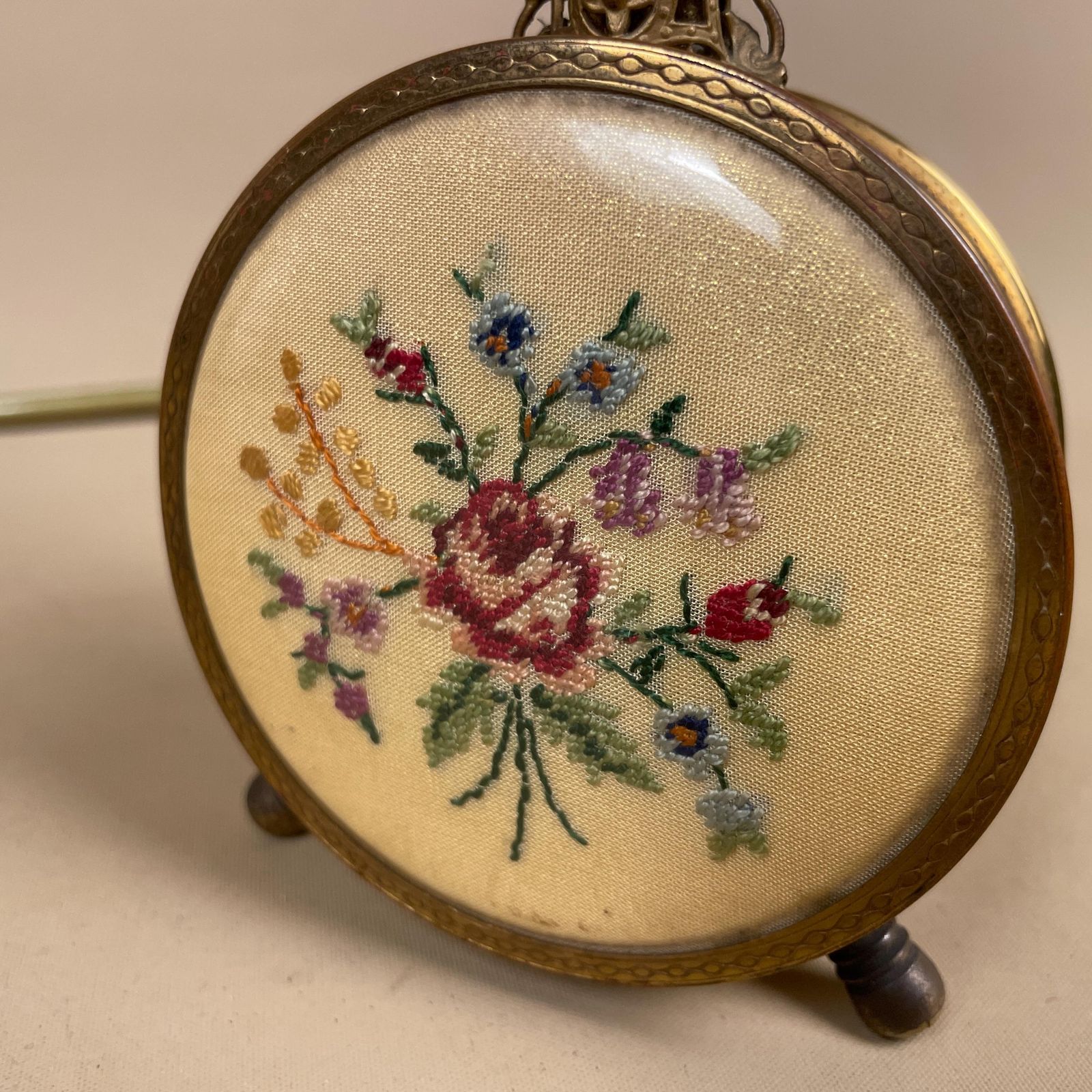 Vintage Thorens Swiss Musical Reading Lamp Gold Brass Metal Small Floral Embroidery Photo Locket (Repair Required) photo 79.0