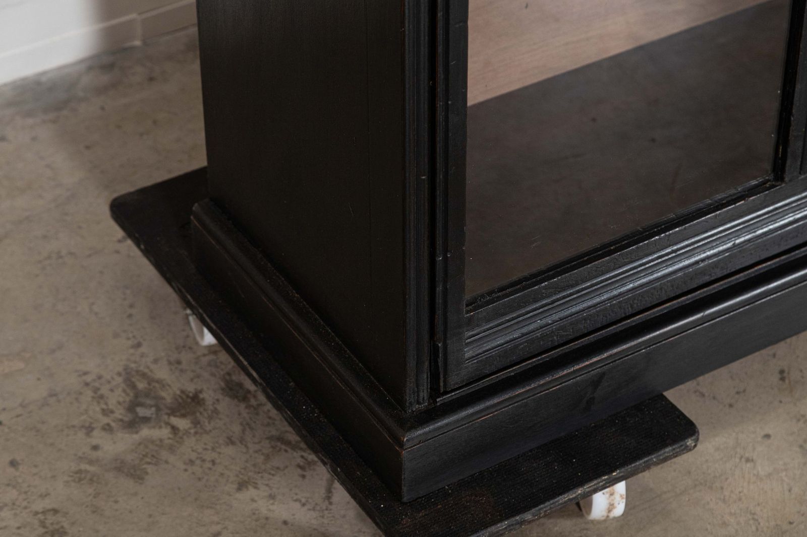 photo vintage Large English 19thc Ebonised Mahogany Glazed Cabinet