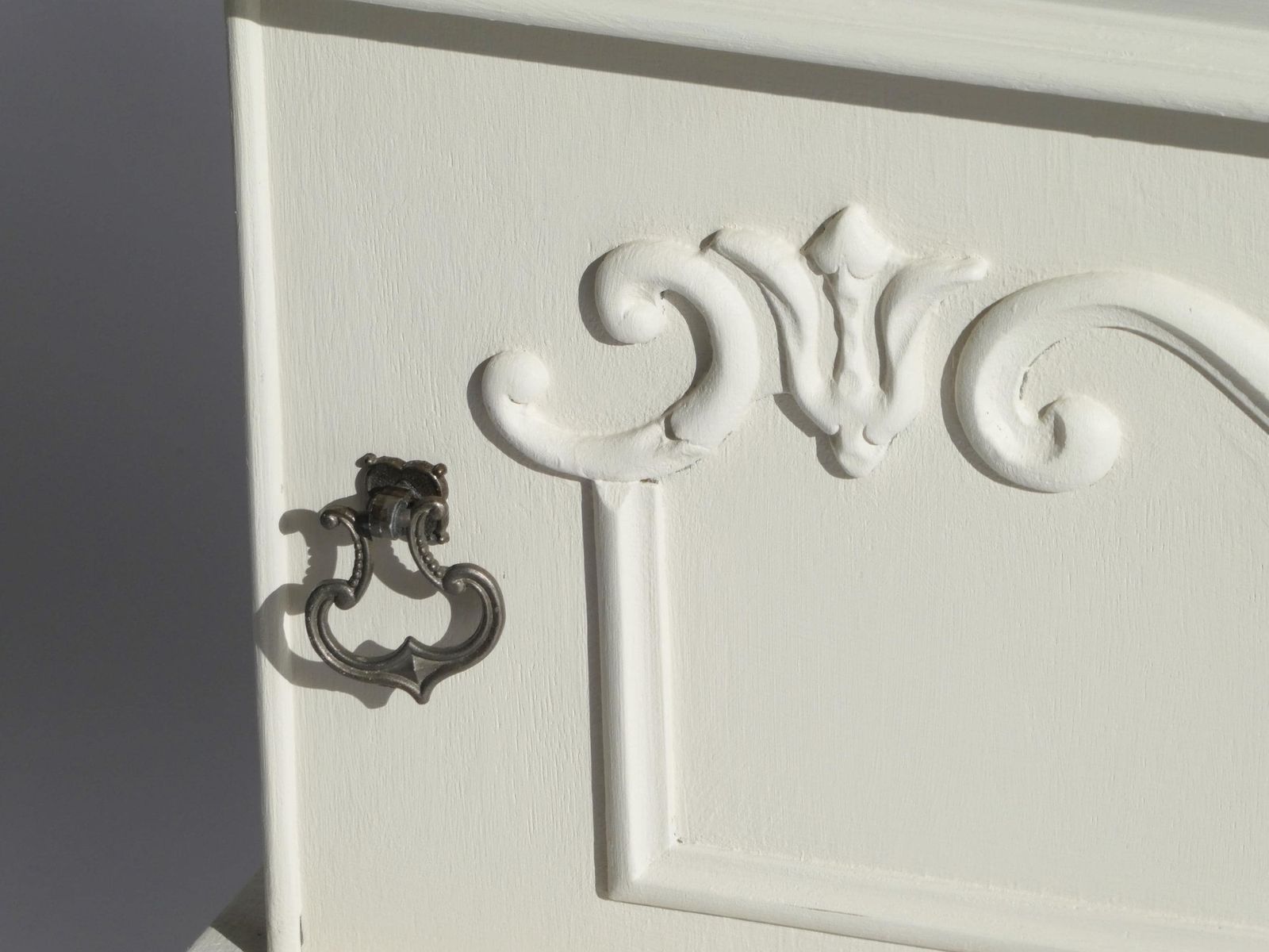 Vintage Queen Ann Wooden Nightstand In Off White Colour, Shabby Chic Bedside Table, Side Table, Farmhouse Decor photo vintage