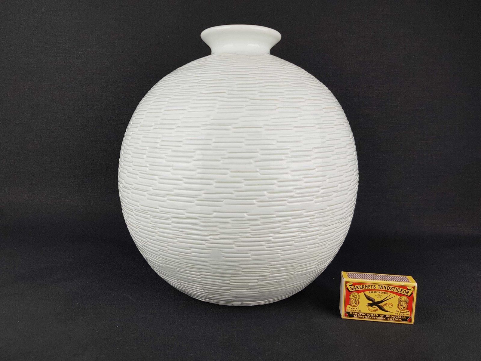 Vintage Bitossi Flavia Montelupo White Ball Vase With Green Relief Flower Decor 9 9 Italy photo furniture