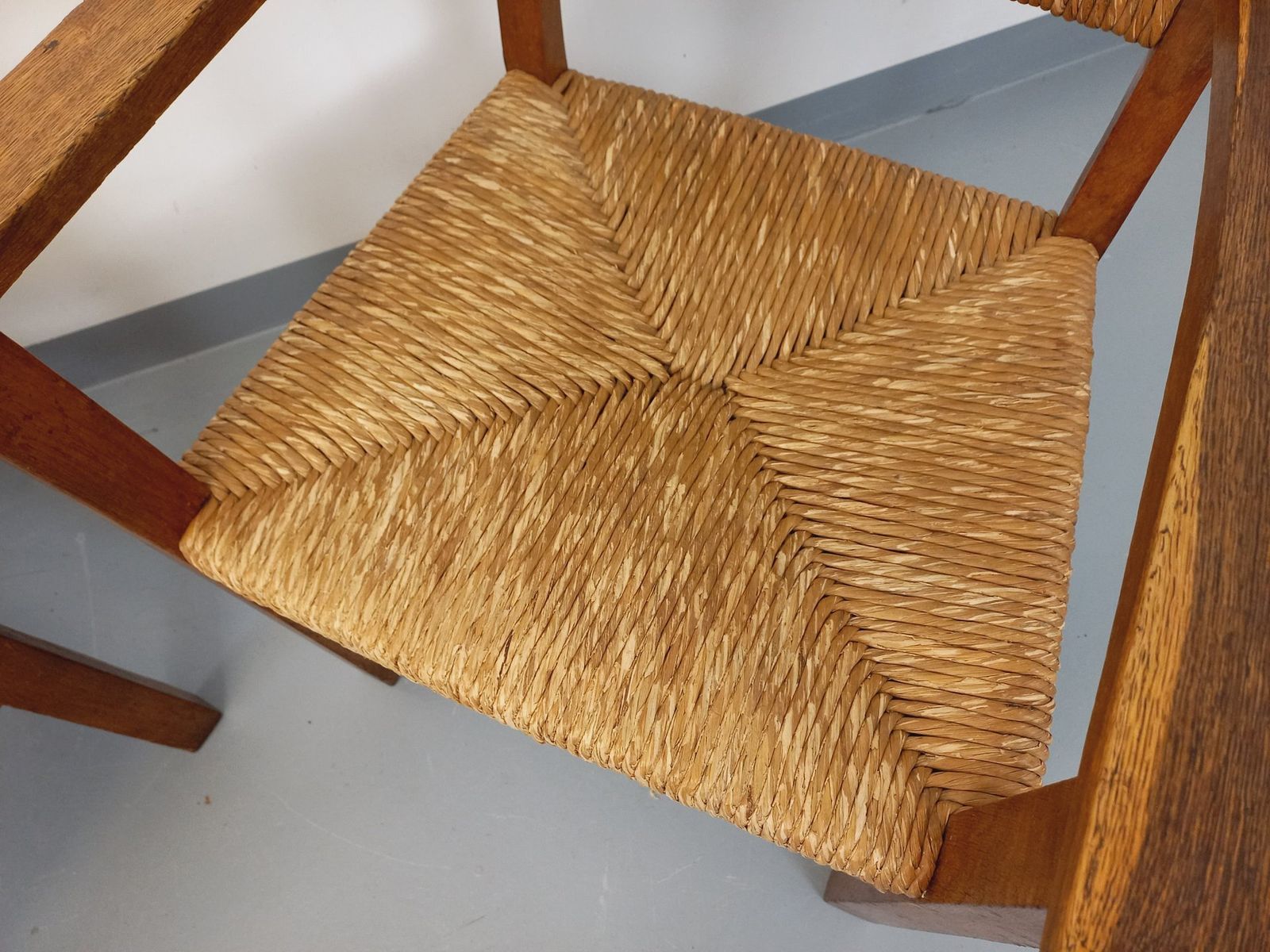 photo vintage 2 Brutalist Armchairs In Oak And Straw