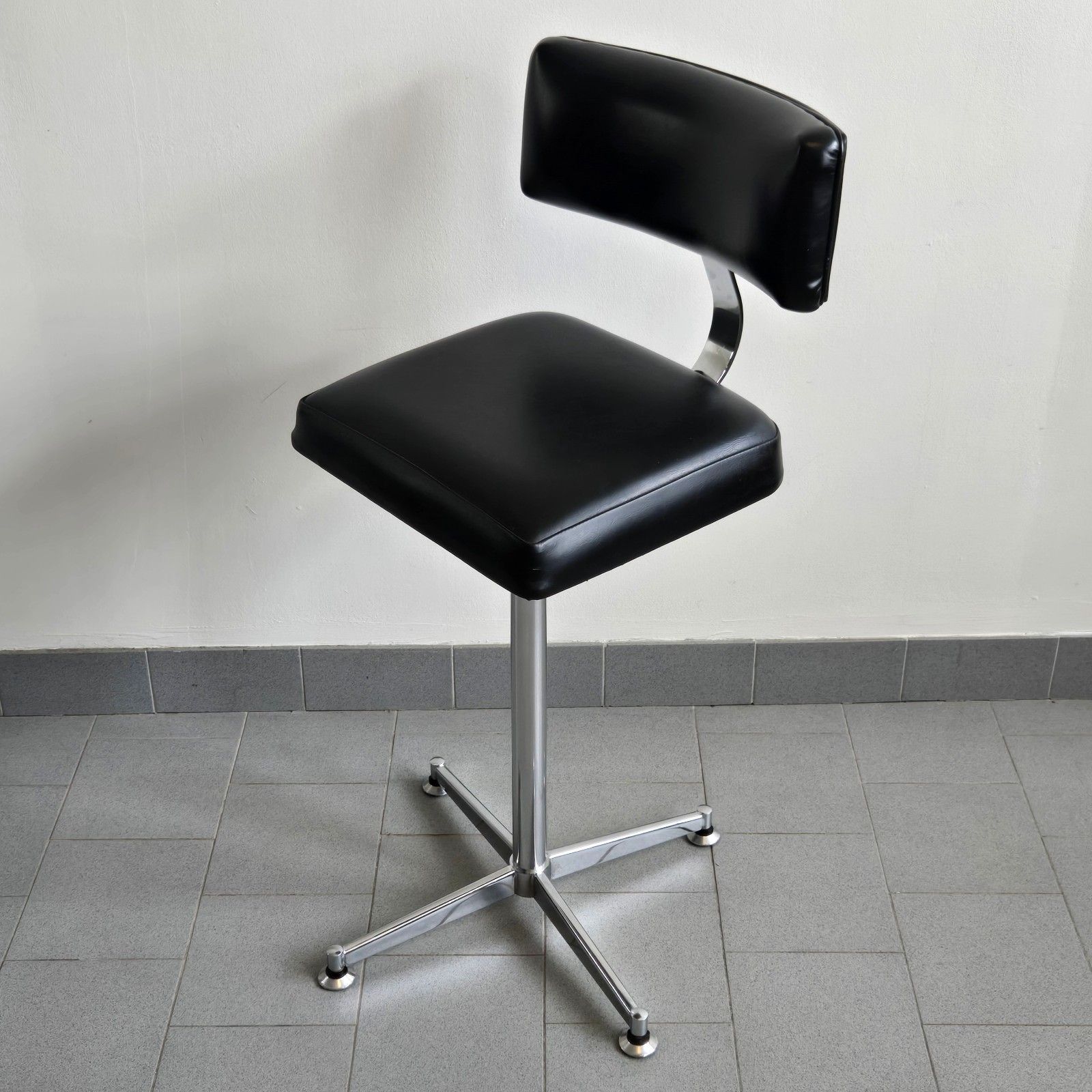 Vintage 1960s Black & Metal Chrome 60s Retro Swivel Skai Bar Stool
