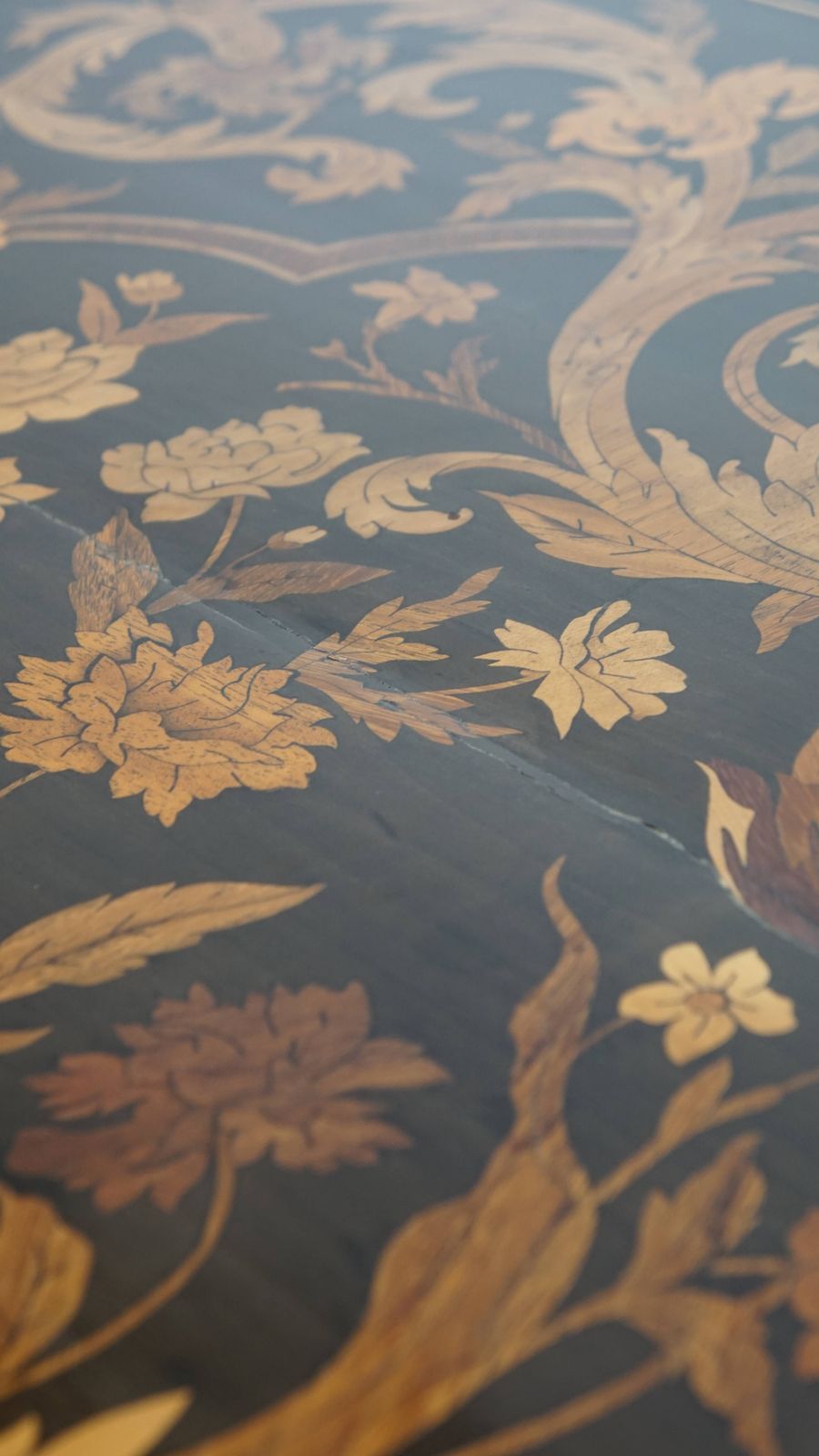 photo vinterior Beautiful And Graceful, Antique 19th Century Dutch Marquetry Table
