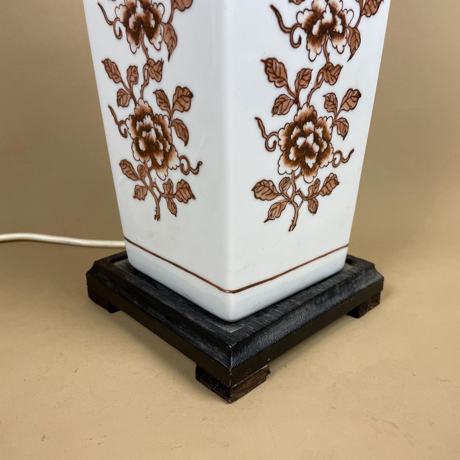 Vintage Ceramic Floral Pattern Lamp Light Bedside Table White Burgundy Red Wooden Base Antique Gold Brass Trims Pac Tested Chinoiserie photo furniture