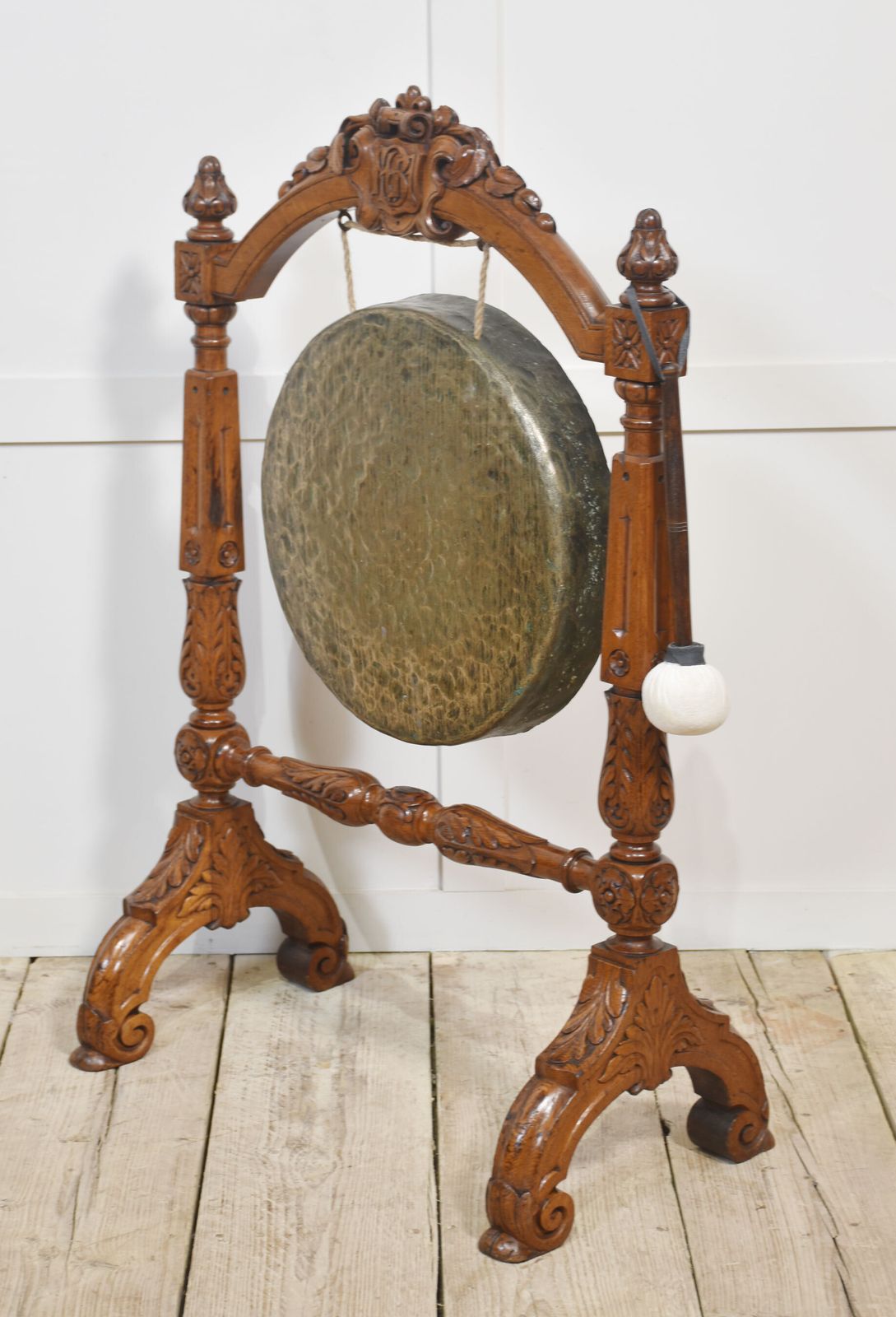 Oak Framed Dinner Gong photo vinterior