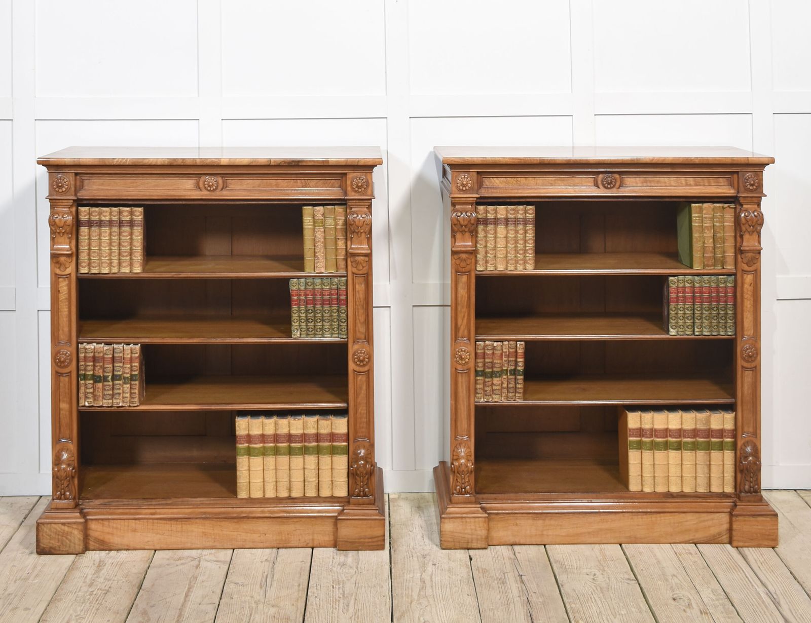 photo vinterior Pair Of 19th Century Walnut Open Bookcases