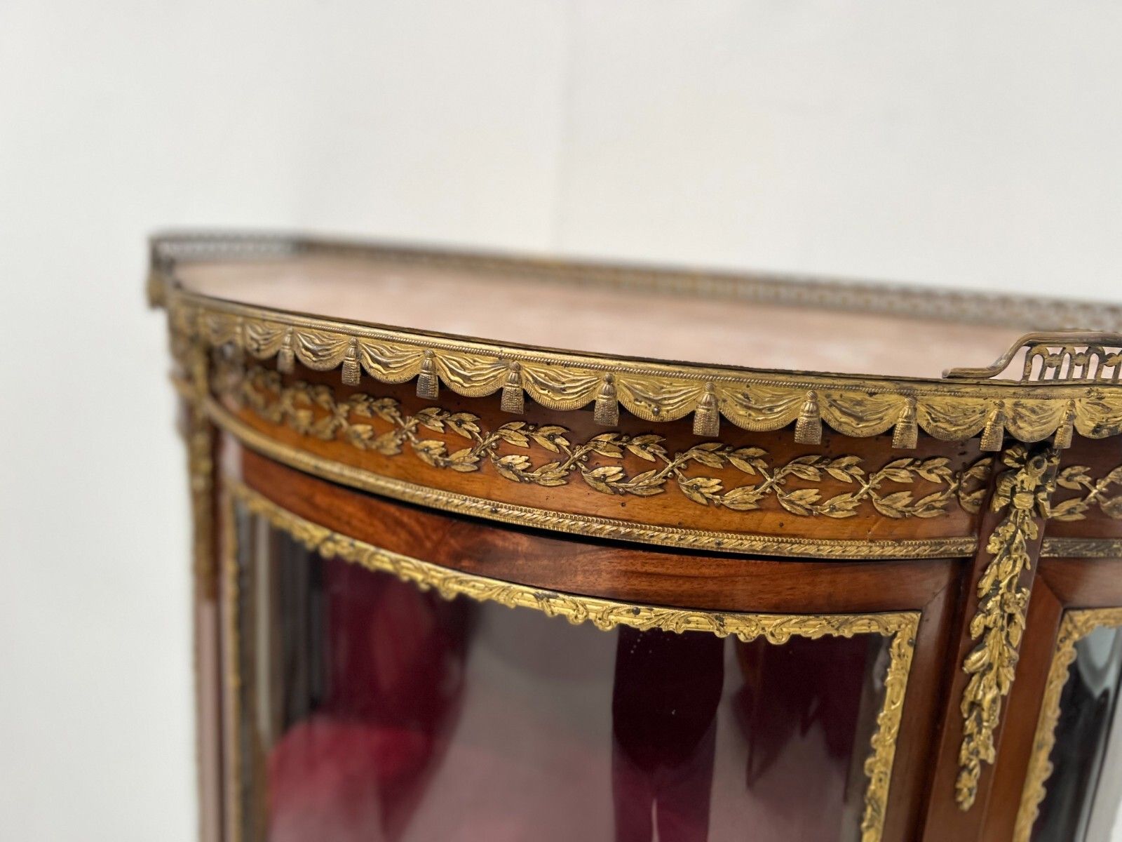 photo furniture Napoleon III Style Curved Mahogany And Veneer Display Case 20th Century
