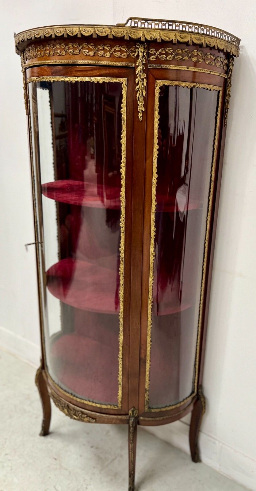 Furniture Napoleon III Style Curved Mahogany And Veneer Display Case 20th Century photo
