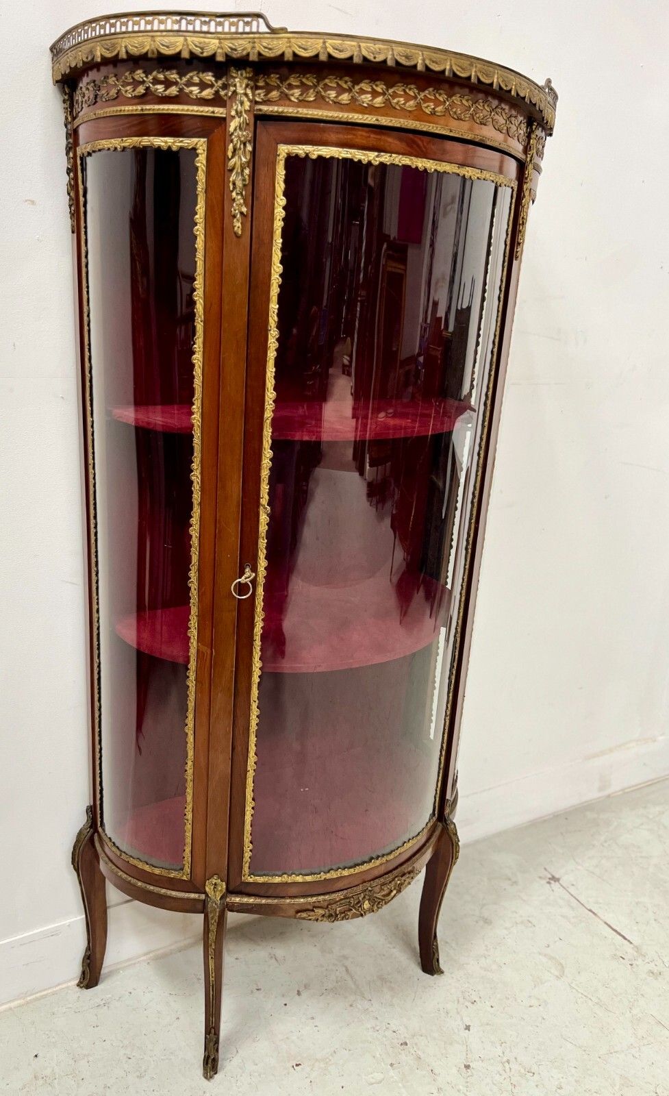 photo vinterior Napoleon III Style Curved Mahogany And Veneer Display Case 20th Century