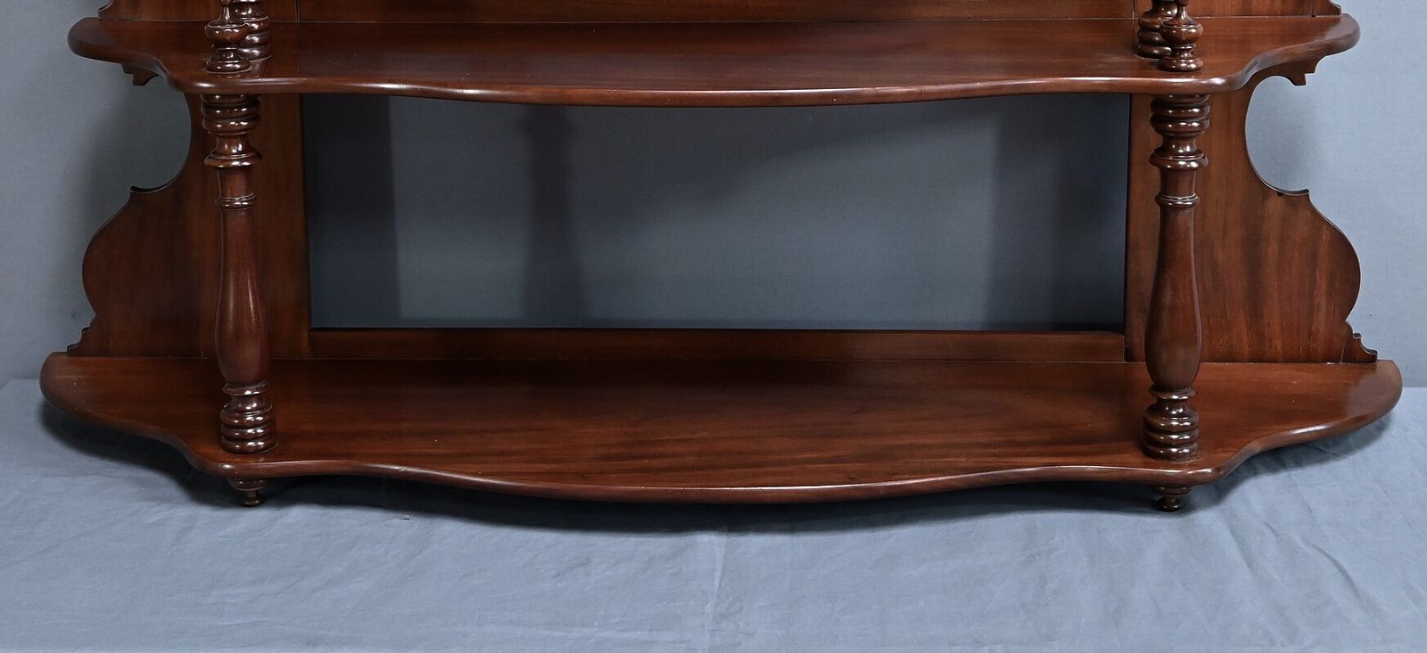 photo vinterior Mahogany Wall Shelf, Louis Philippe Period – Mid 19th Century