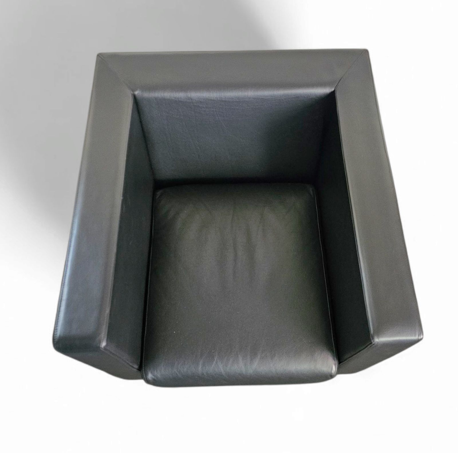 photo vintage 4 X Black Leather Poltrona Frau Moji Armchairs By Shigeru Uchida 1 X Moji Two Seater Stunning Condition