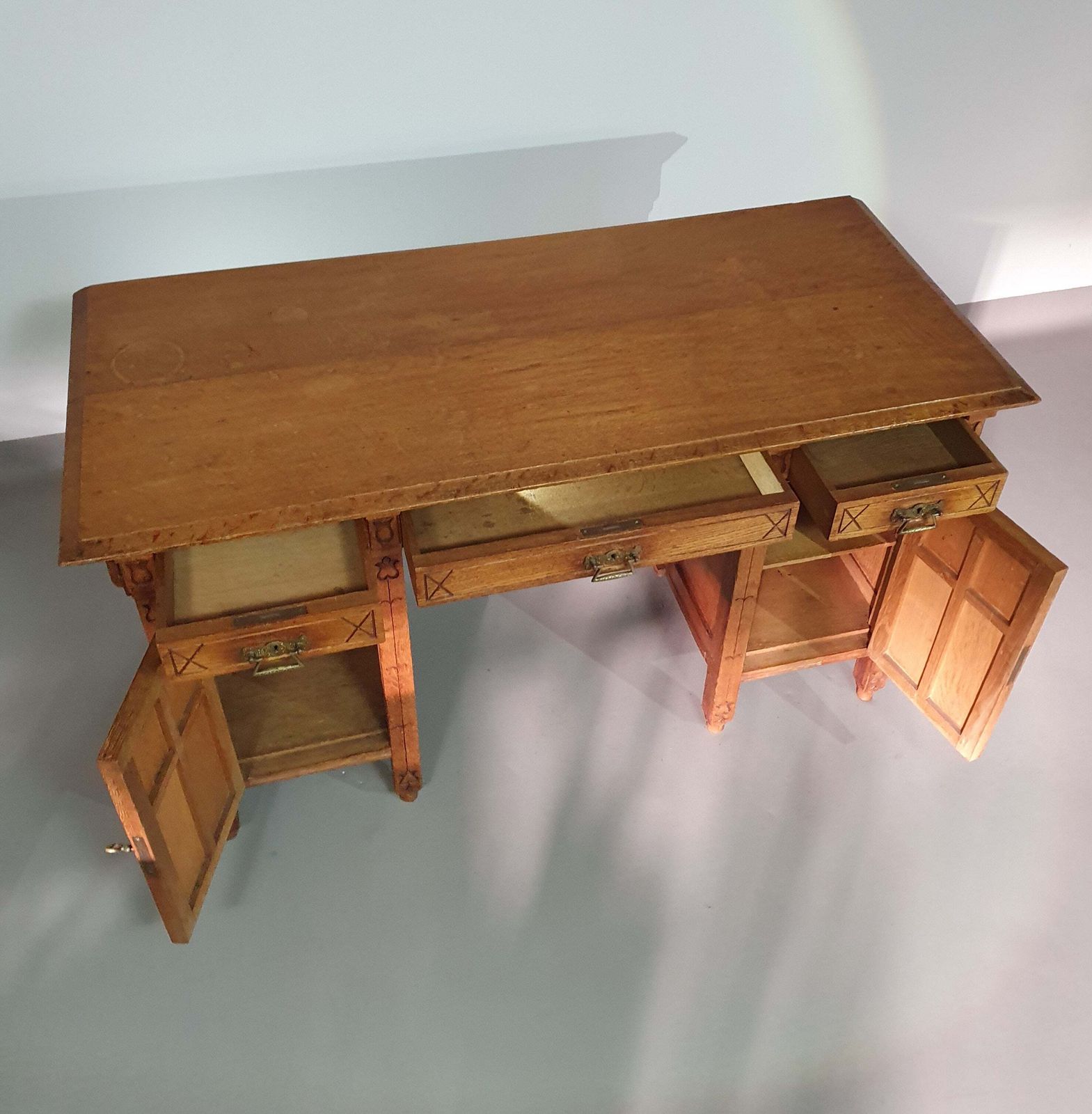 photo furniture Art & Craft Desk Early 1920's Height 78 Width 135 Depth 60 Cm