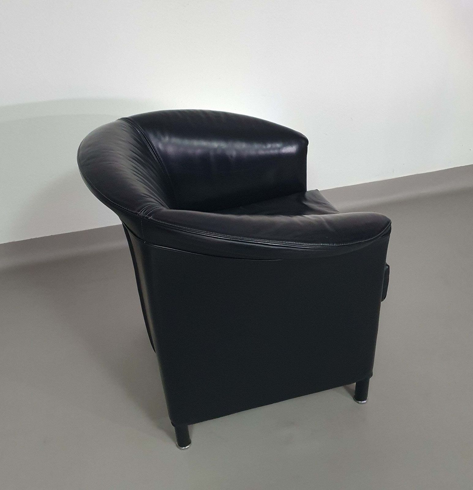 photo furniture Aura Chairs / Black Leather By Paolo Piva For Wittmann 1980