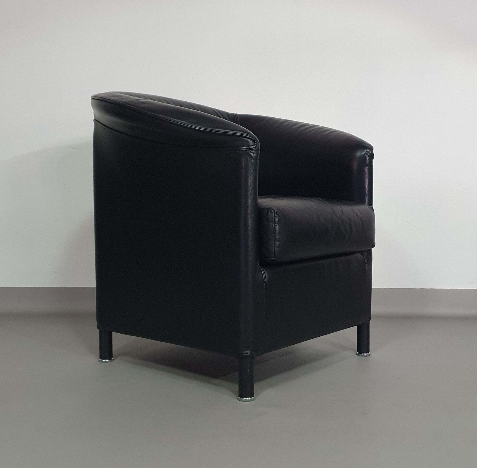 photo vintage Aura Chairs / Black Leather By Paolo Piva For Wittmann 1980