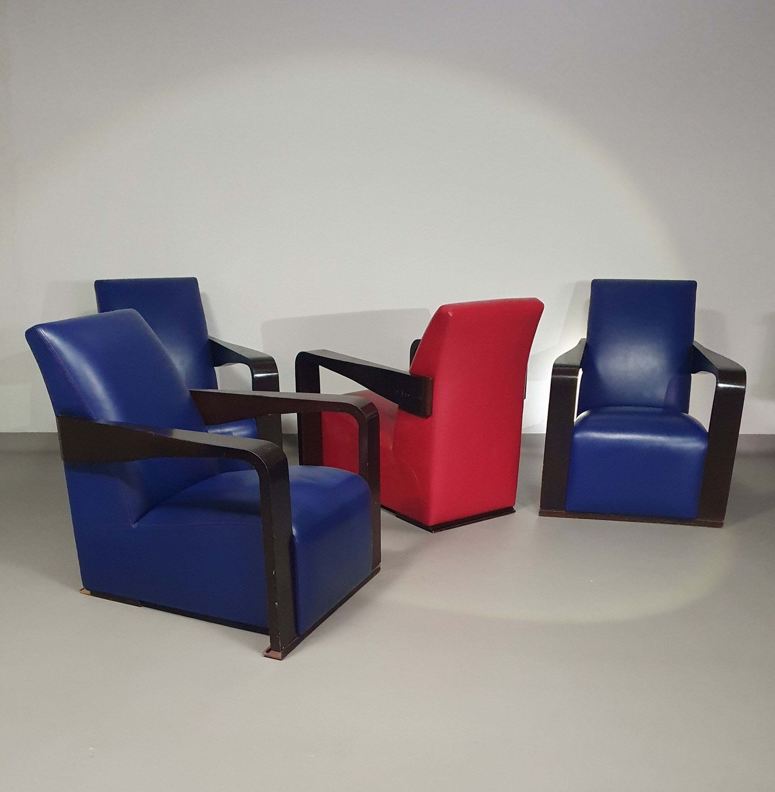 4 X Vintage Ying Lounge Chairs / Fauteuils Van Hugues Chevalier, Jaren 1990. 3 X Blue / 1 X Red Leather. Special Made In These Colours For Tommy Hilfi