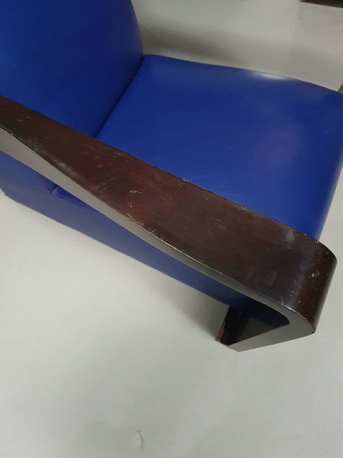 4 X Vintage Ying Lounge Chairs / Fauteuils Van Hugues Chevalier, Jaren 1990. 3 X Blue / 1 X Red Leather. Special Made In These Colours For Tommy Hilfi photo Furniture