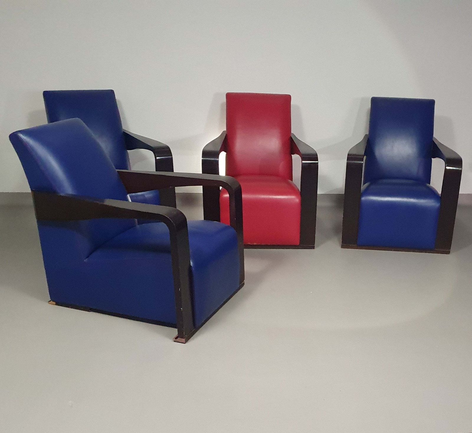 4 X Vintage Ying Lounge Chairs / Fauteuils Van Hugues Chevalier, Jaren 1990. 3 X Blue / 1 X Red Leather. Special Made In These Colours For Tommy Hilfi photo vinterior