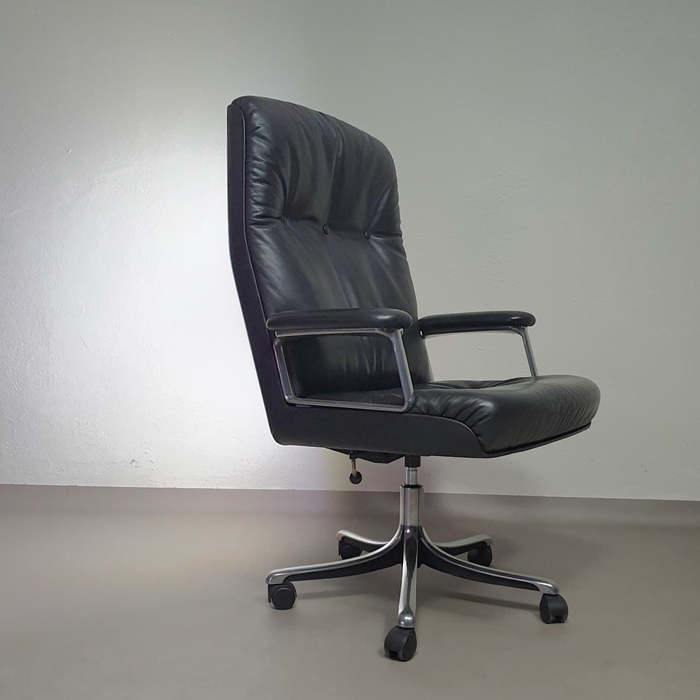 photo furniture Vintage Office Chair P128 By Osvaldo Borsani For Tecno