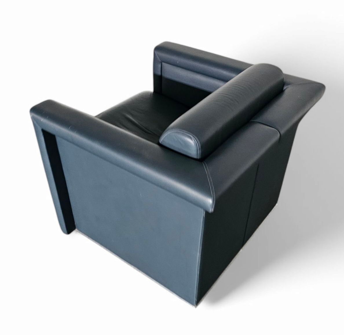 photo furniture Pair / Trix And Robert Haussmann / Leather Chairs By Knoll
