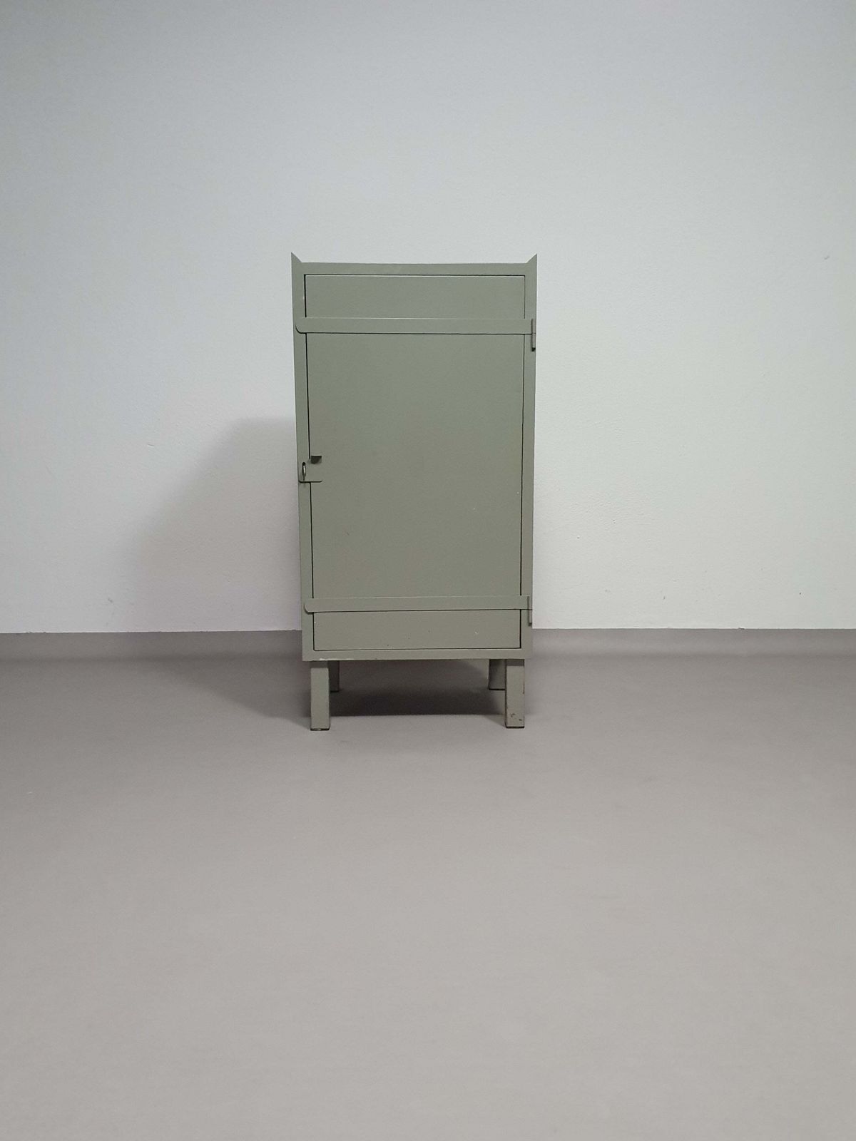 Prachtig Werkplaatskastje. Grijs Metaal Lockertje. Industrial Small Sideboard photo Furniture