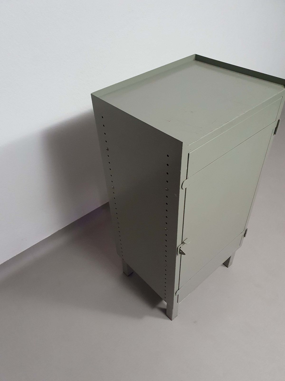 Prachtig Werkplaatskastje. Grijs Metaal Lockertje. Industrial Small Sideboard photo 740.0