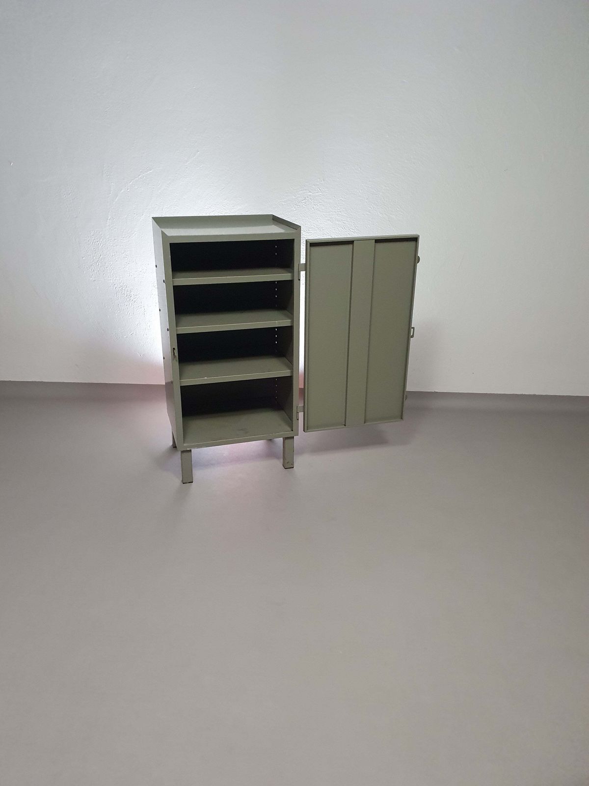 photo for sale Prachtig Werkplaatskastje. Grijs Metaal Lockertje. Industrial Small Sideboard
