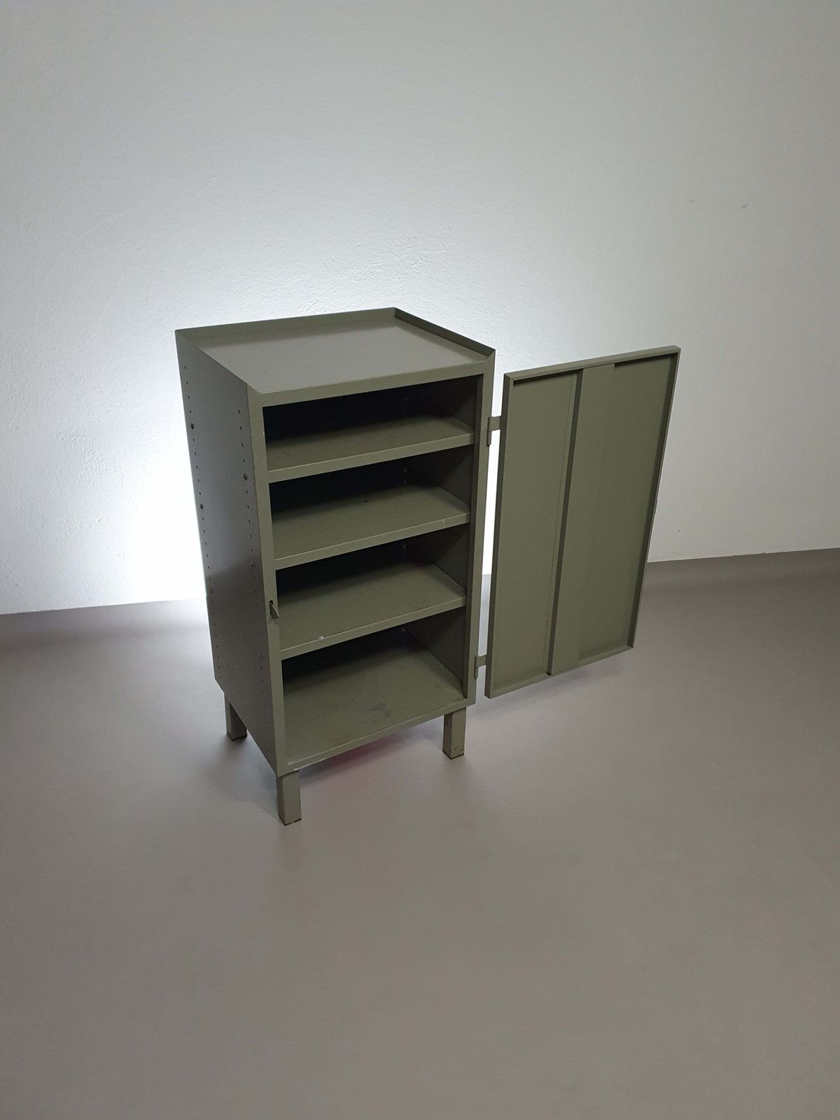 Furniture Prachtig Werkplaatskastje. Grijs Metaal Lockertje. Industrial Small Sideboard photo