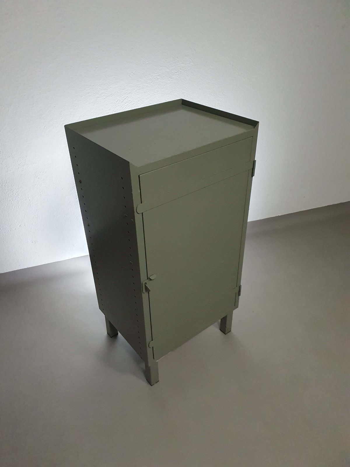 photo vinterior Prachtig Werkplaatskastje. Grijs Metaal Lockertje. Industrial Small Sideboard