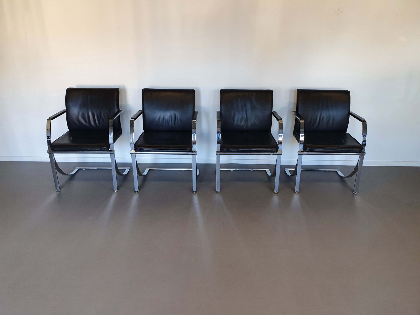 photo furniture 4 X Casala Conference Chair / Black Leather / Chromen Steel 1980s