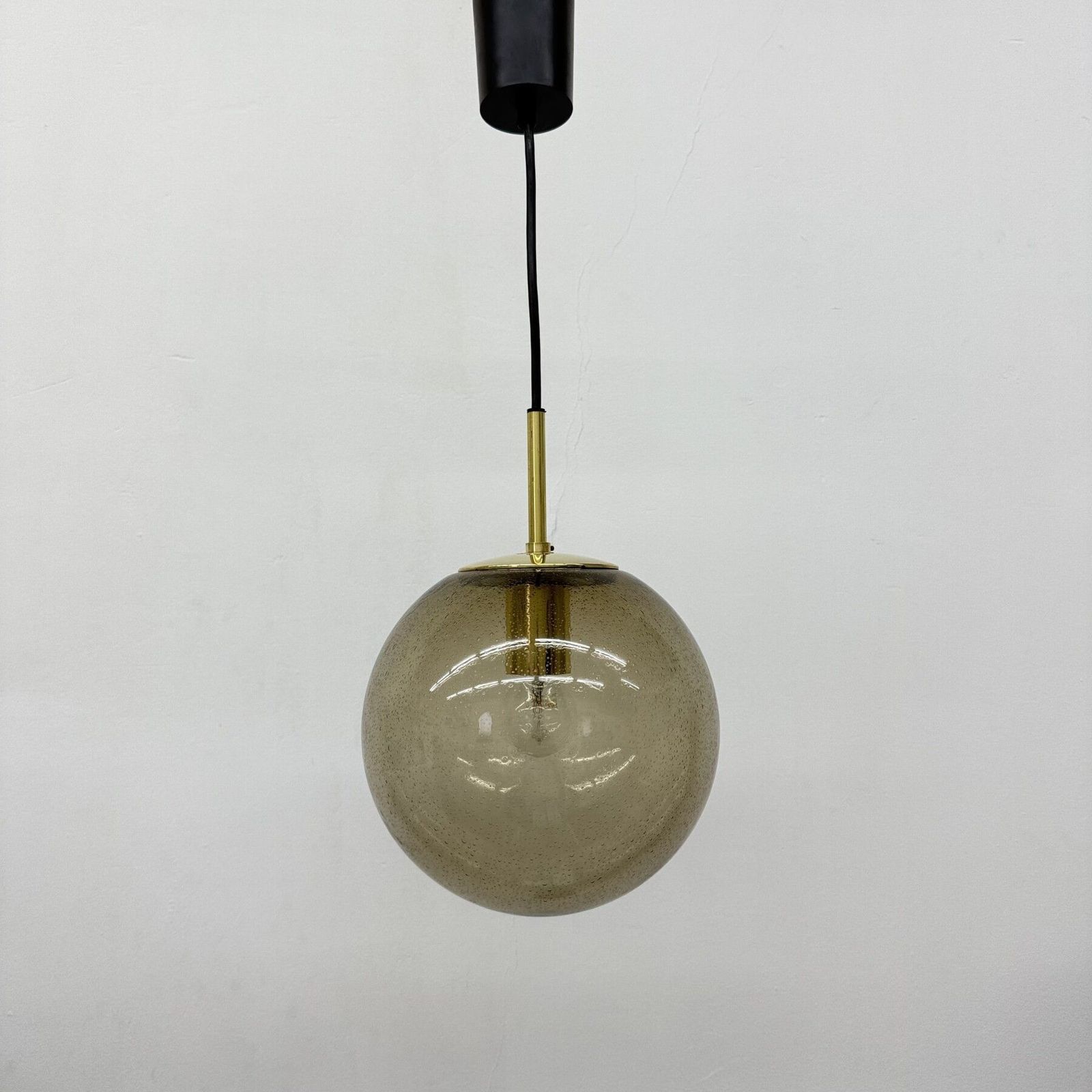 photo furniture Limburg Glashütte Messing Rookglazen Bol Hanglamp, Jaren 1970