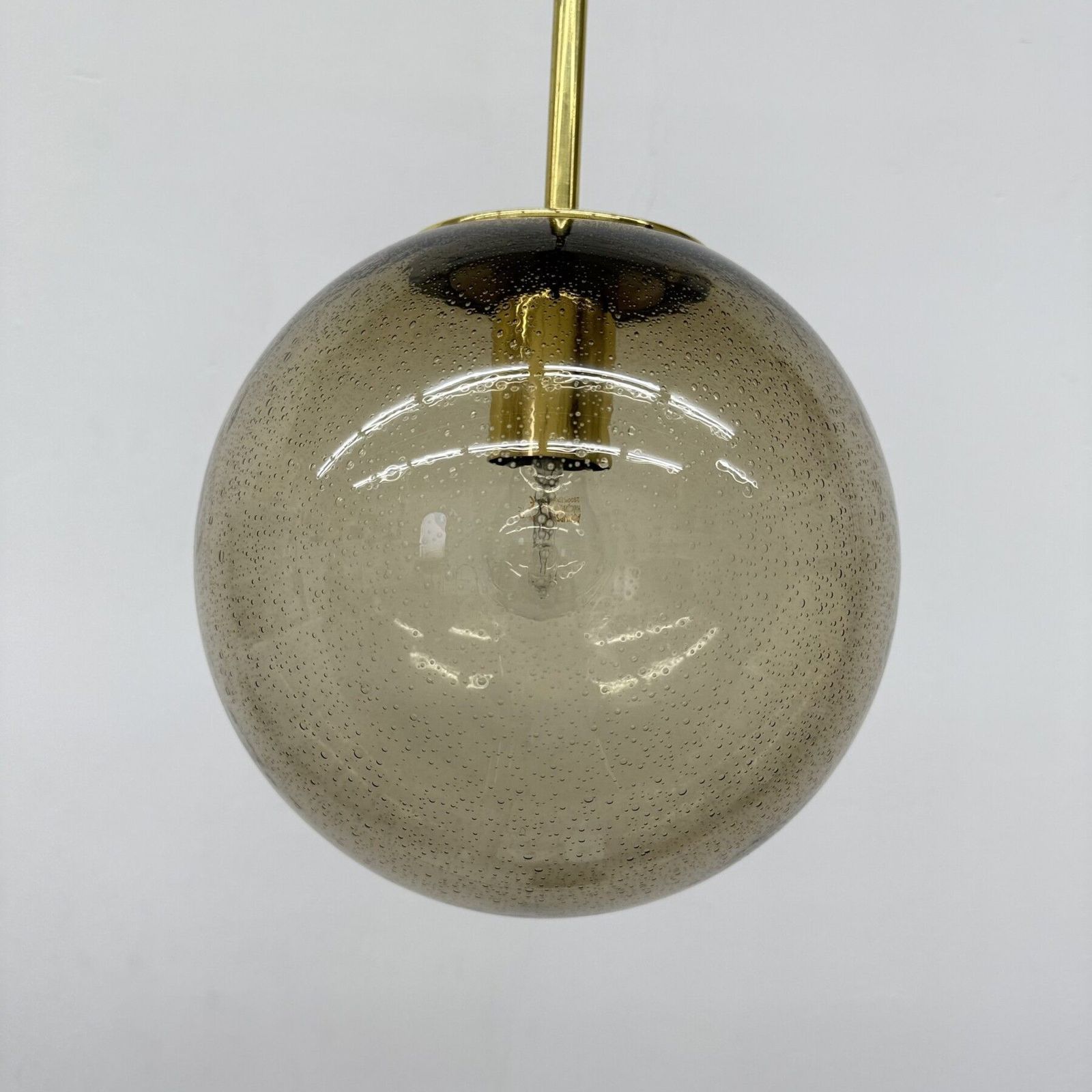photo vinterior Limburg Glashütte Messing Rookglazen Bol Hanglamp, Jaren 1970