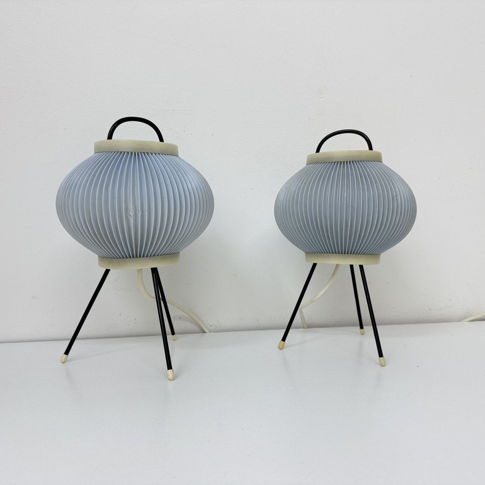 Verlichting Set Van 2 Blauwe Ripsal Tafellampjes Met Driepoot, Ca. Jaren 1950 photo