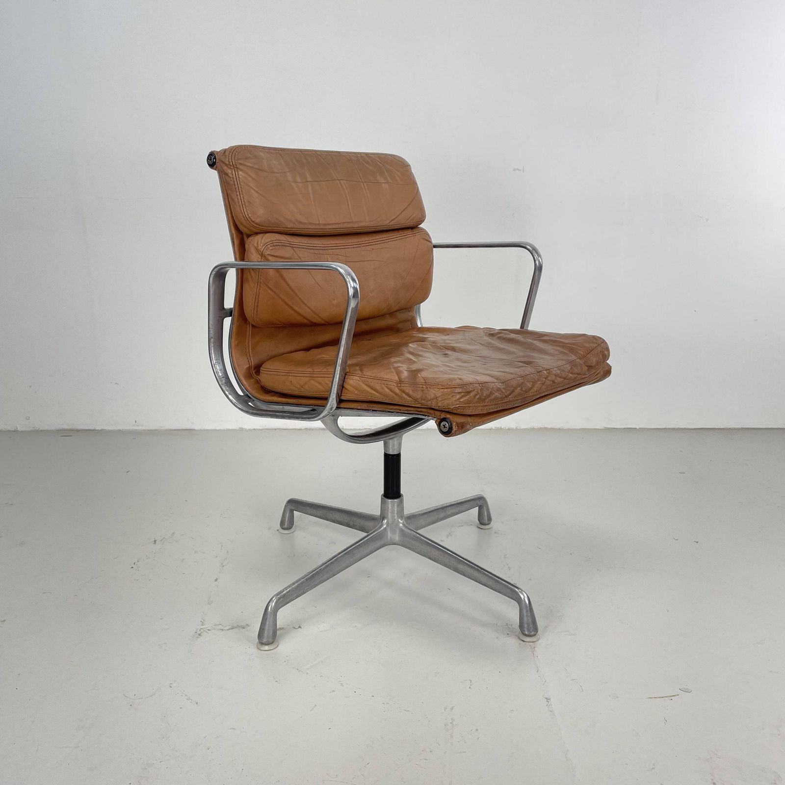 photo buy Eames Herman Miller Tan / Camel Leather Soft Pad Group Chair