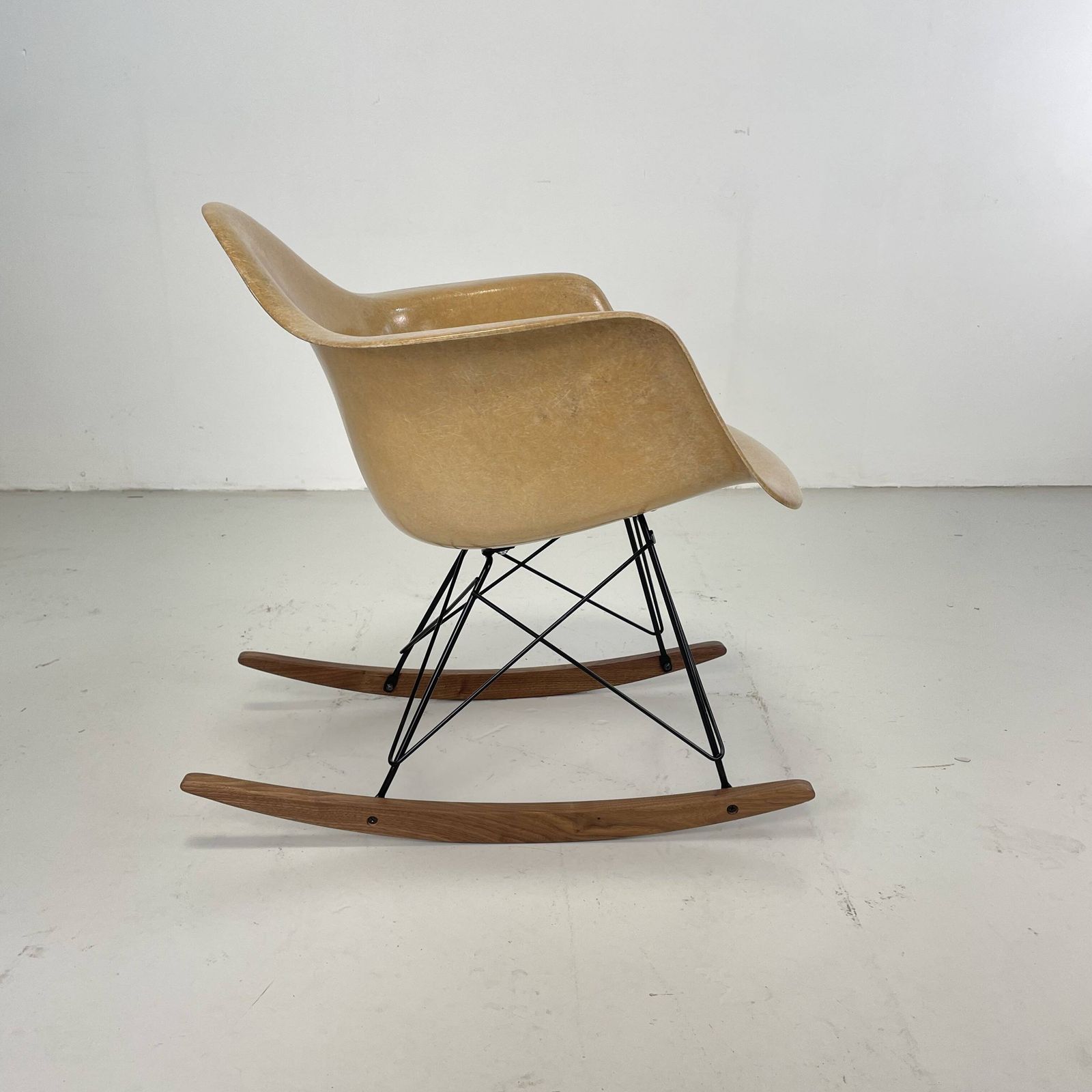 Eames Herman Miller 1950s Rar Rocking Chair In Light Tan photo furniture