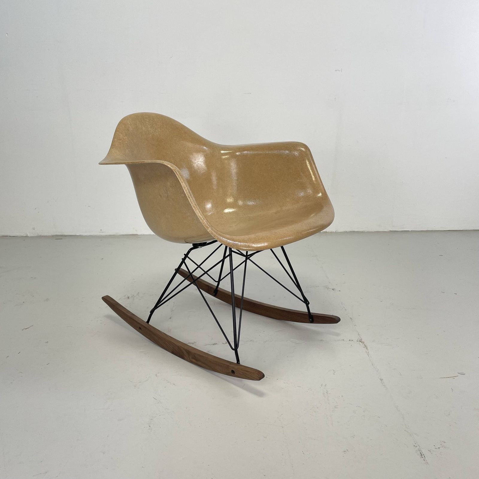 photo vinterior Eames Herman Miller 1950s Rar Rocking Chair In Light Tan