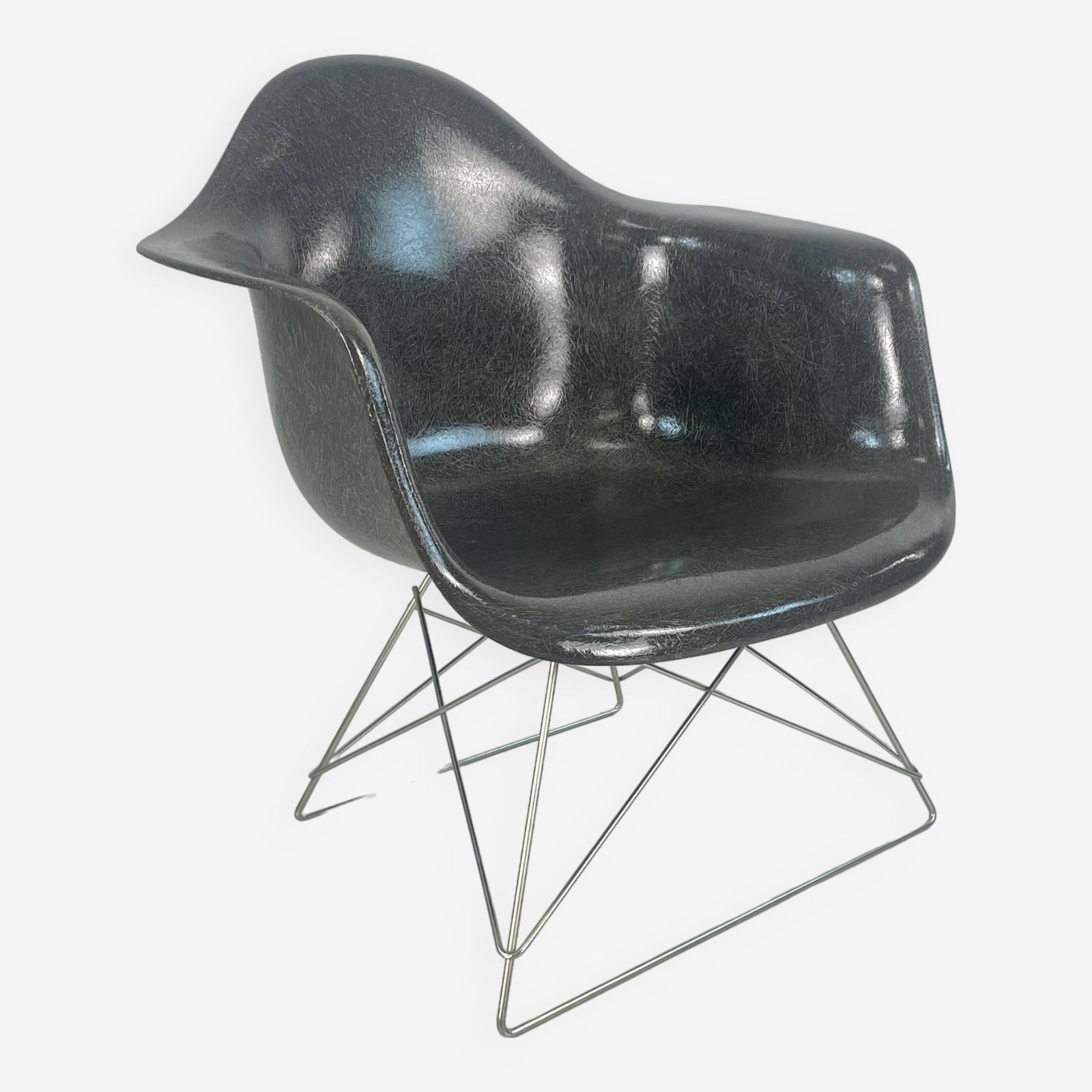 Eames Herman Miller 1950s Lar Armchair In Elephant Grey On Cats Cradle Black Base
