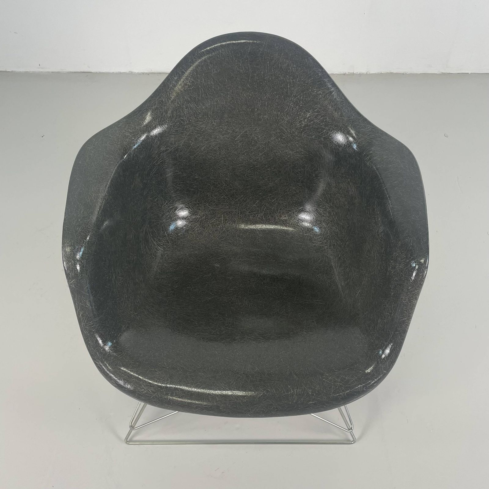 Eames Herman Miller 1950s Lar Armchair In Elephant Grey On Cats Cradle Black Base photo for sale