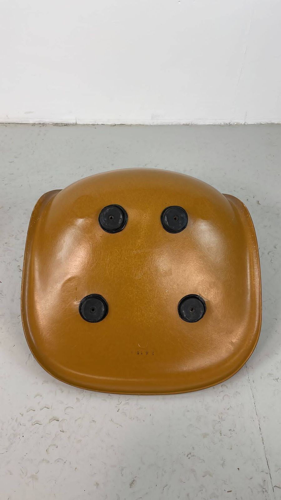 photo vinterior Eames Herman Miller Dsw Side Chairs In Ochres And Light Greige