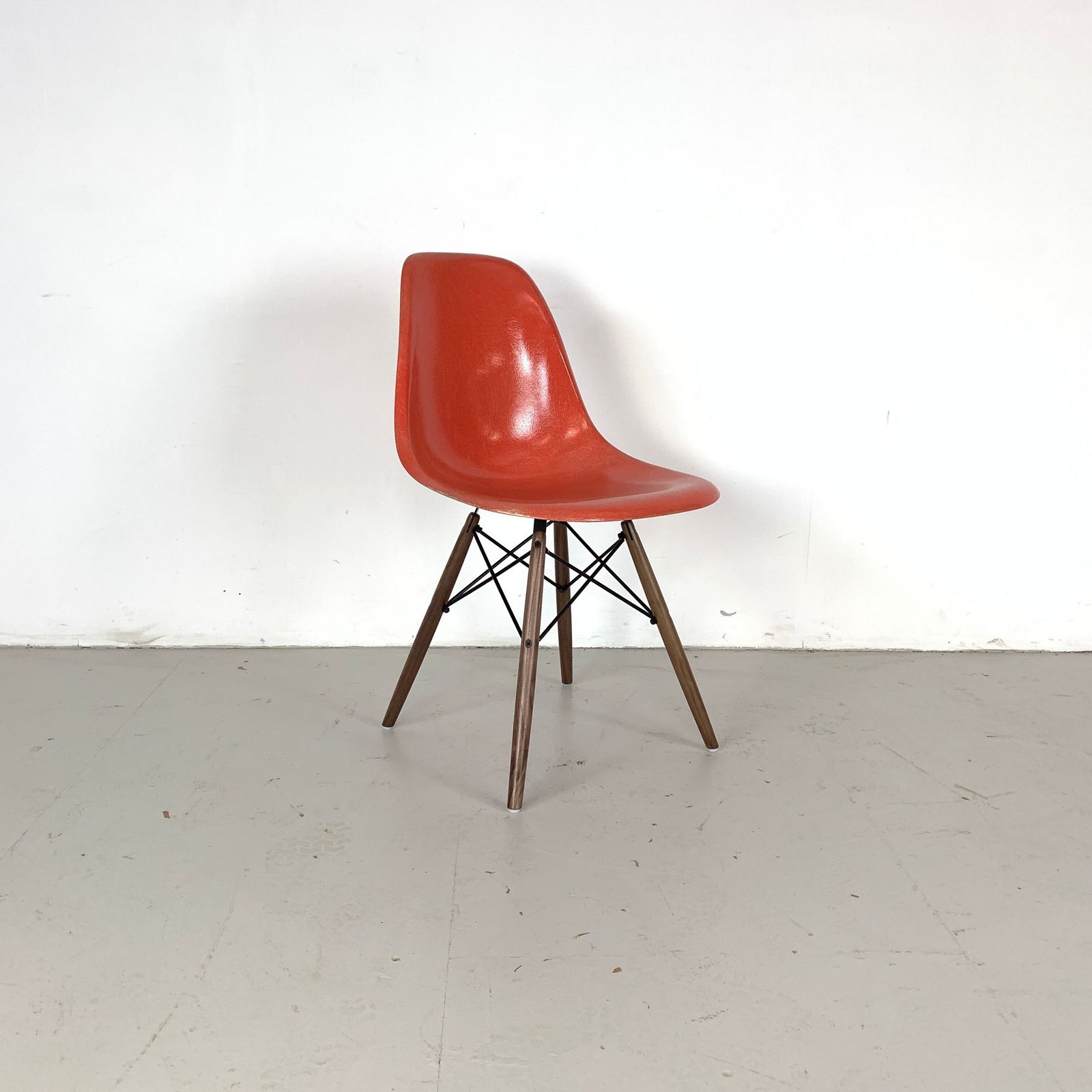 photo furniture Dsw Chair By Charles And Ray Eames Herman Miller Edition