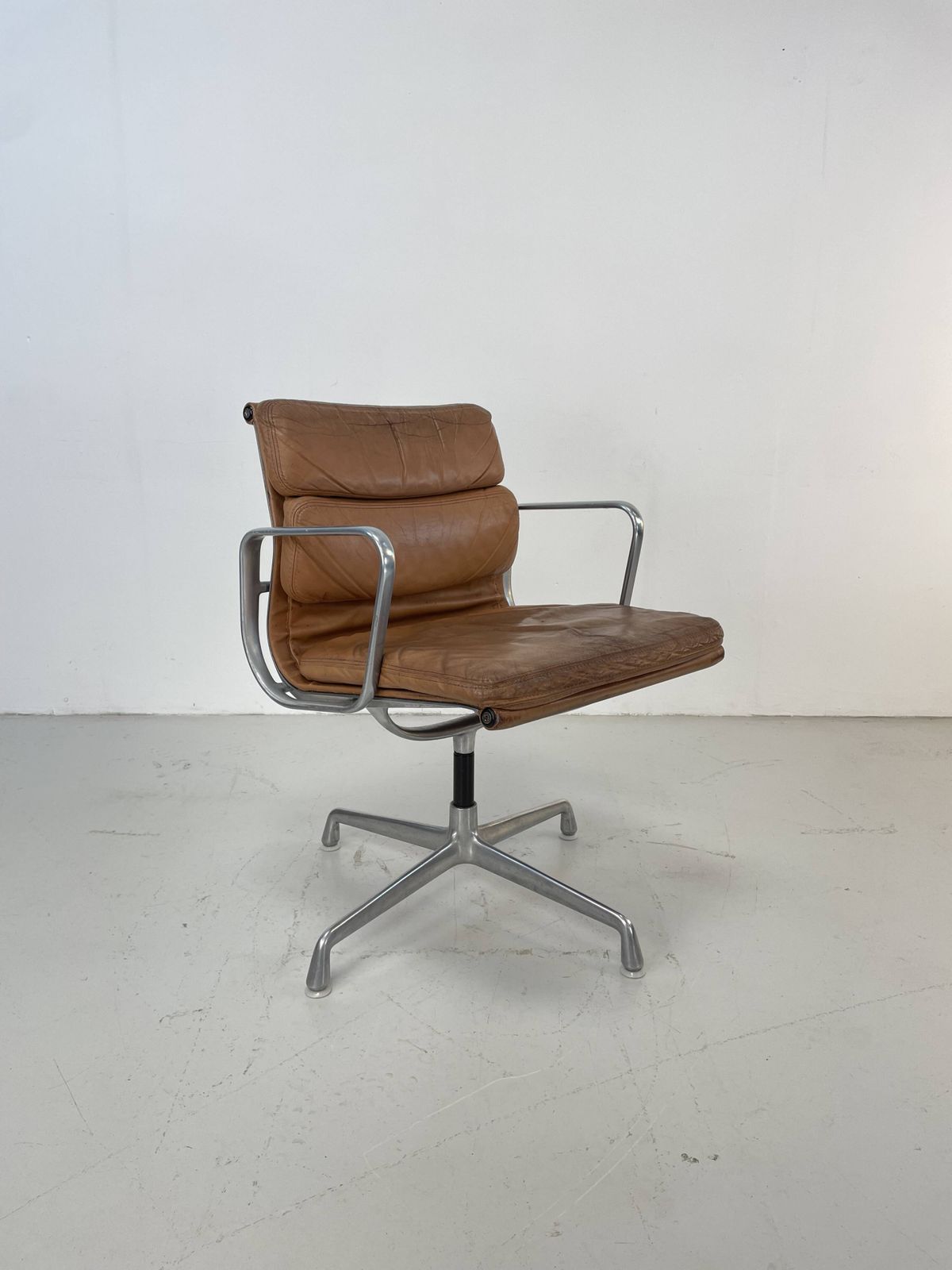 Eames Herman Miller Tan / Camel Leather Soft Pad Group Chair photo Furniture