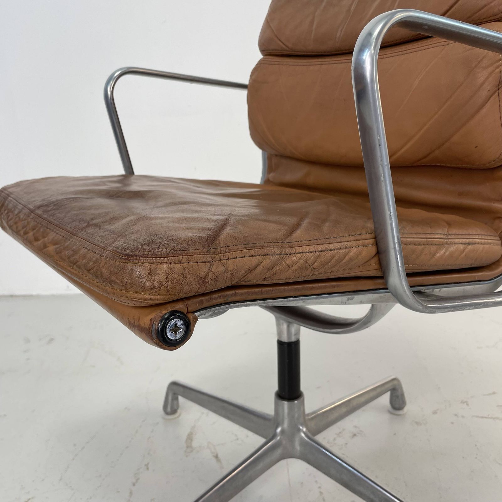 Furniture Eames Herman Miller Tan / Camel Leather Soft Pad Group Chair photo