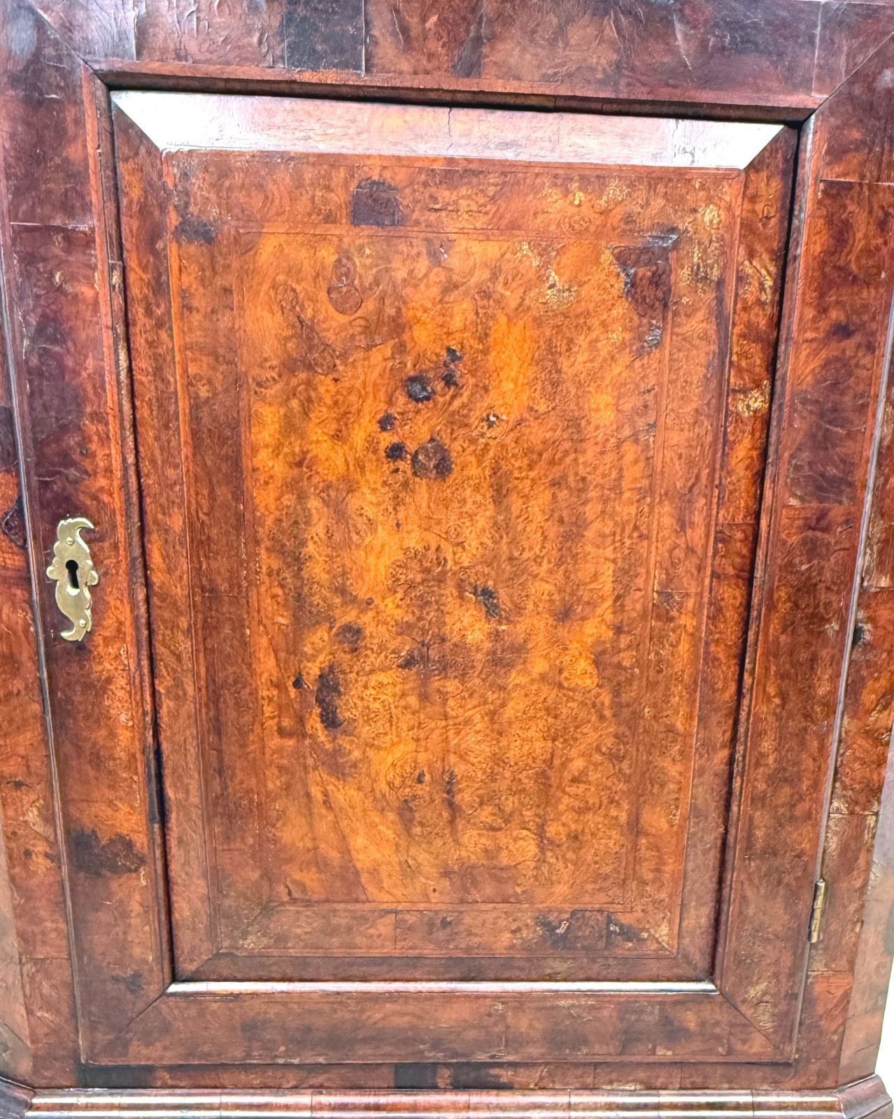 Queen Anne Burr Walnut Hanging Corner Cupboard (England, Circa 1710) photo 4000.0